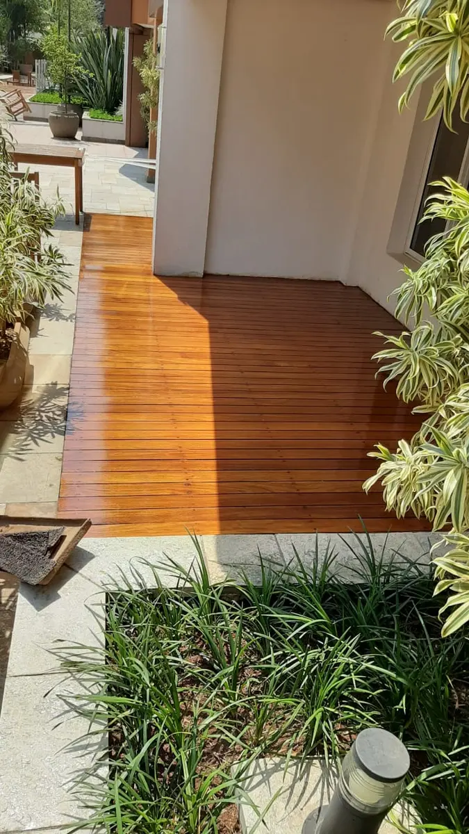 Deck de madeira envernizado em área externa junto ao jardim, Aplicadora Embuarte