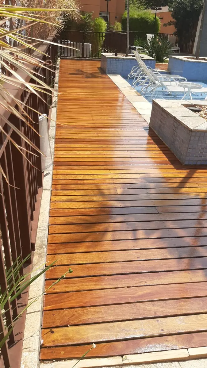Deck de madeira ao lado da piscina com espreguiçadeiras, Aplicadora Embuarte