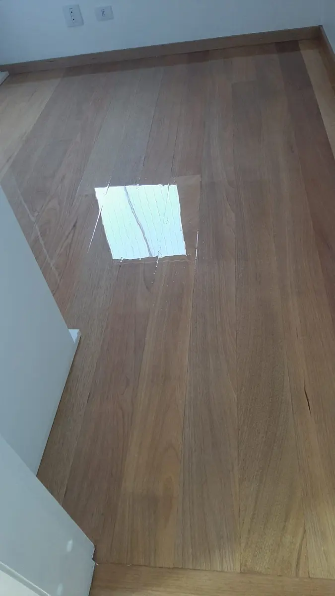 Assoalho claro envernizado com rodapé em cômodo interno, Aplicadora Embuarte