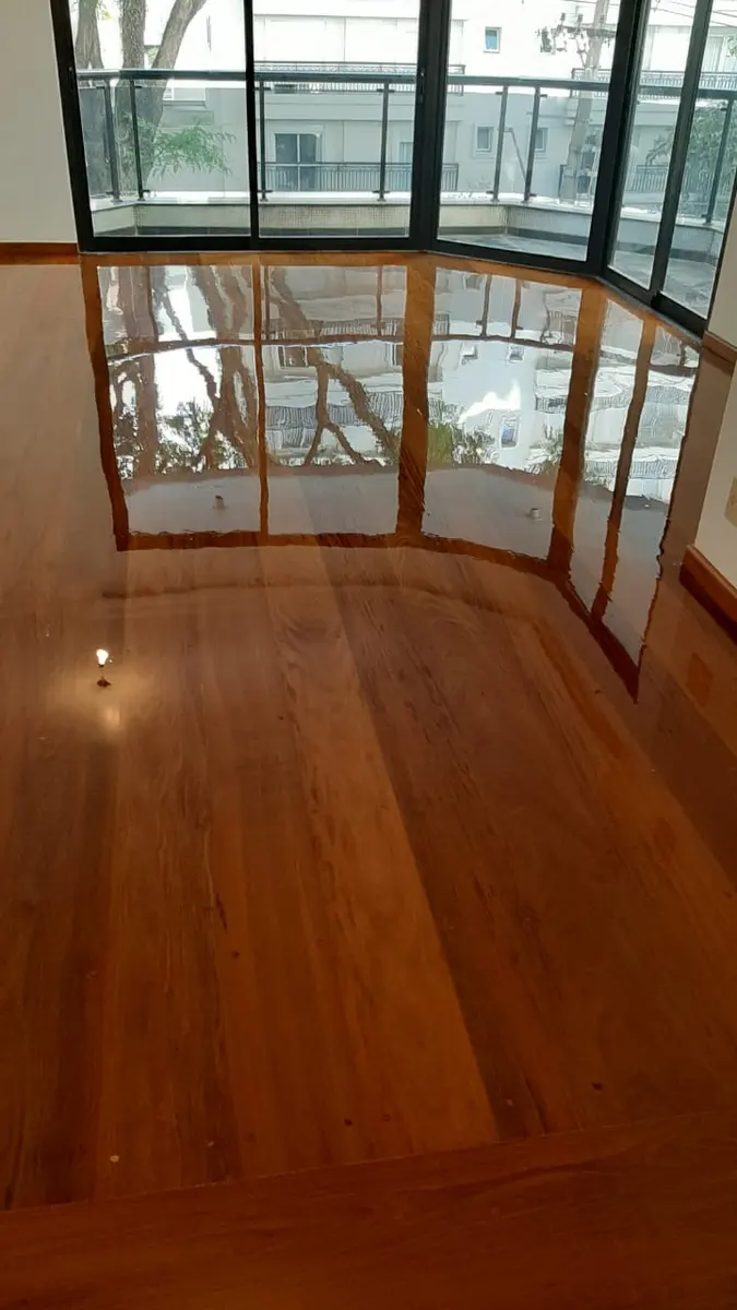 Assoalho brilhante refletindo as janelas da varanda, Aplicadora Embuarte