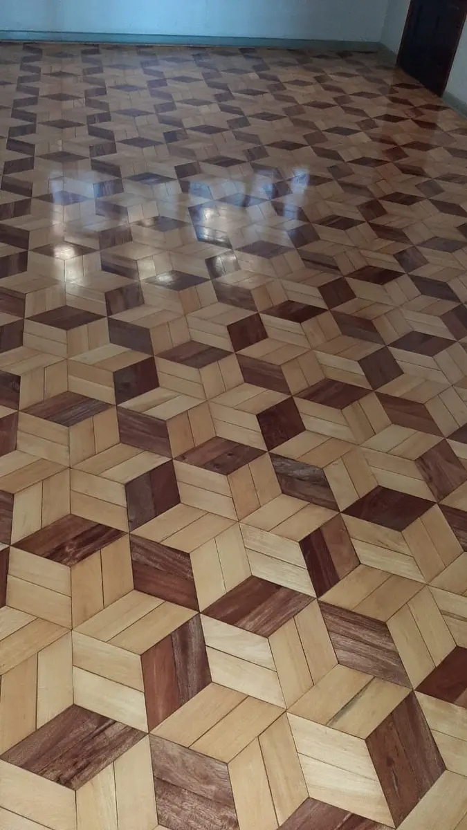 Parquet cubo 3D em madeiras claras e escuras, Aplicadora Embuarte