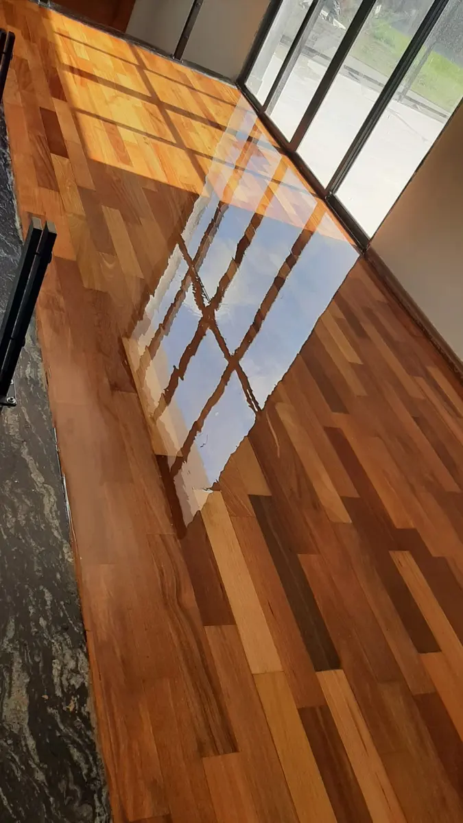 Taco de réguas curtas com reflexo da janela no verniz, Aplicadora Embuarte