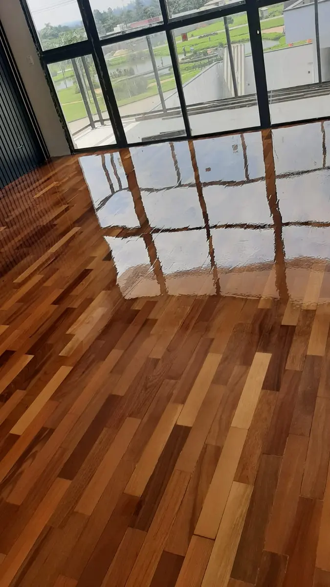 Assoalho de réguas curtas refletindo a paisagem pela janela, Aplicadora Embuarte