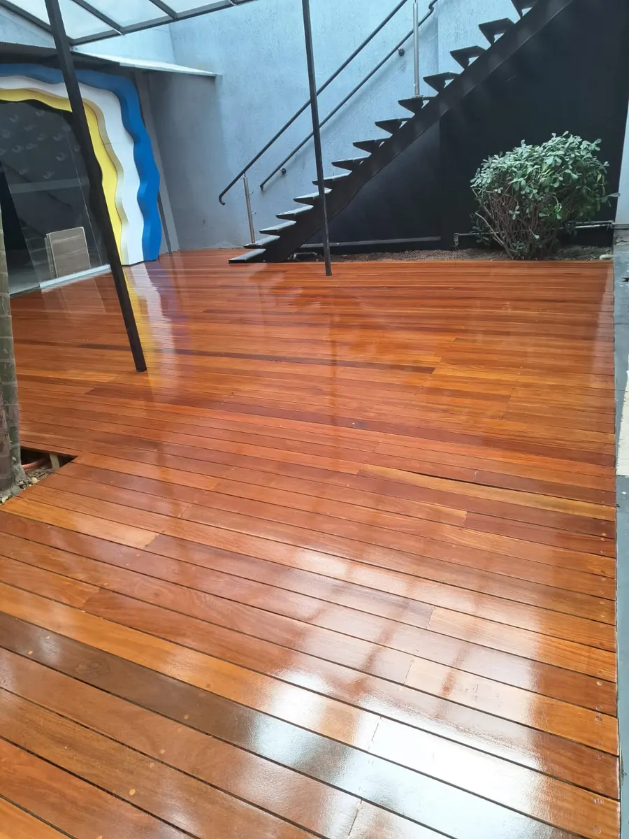 Deck brilhante em pátio com escada metálica ao fundo, Aplicadora Embuarte