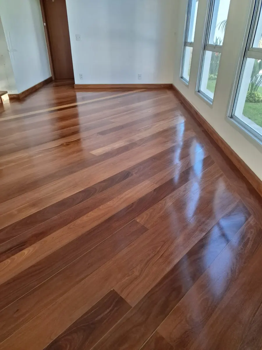 Assoalho de tábuas com rodapé junto às janelas da sala, Aplicadora Embuarte