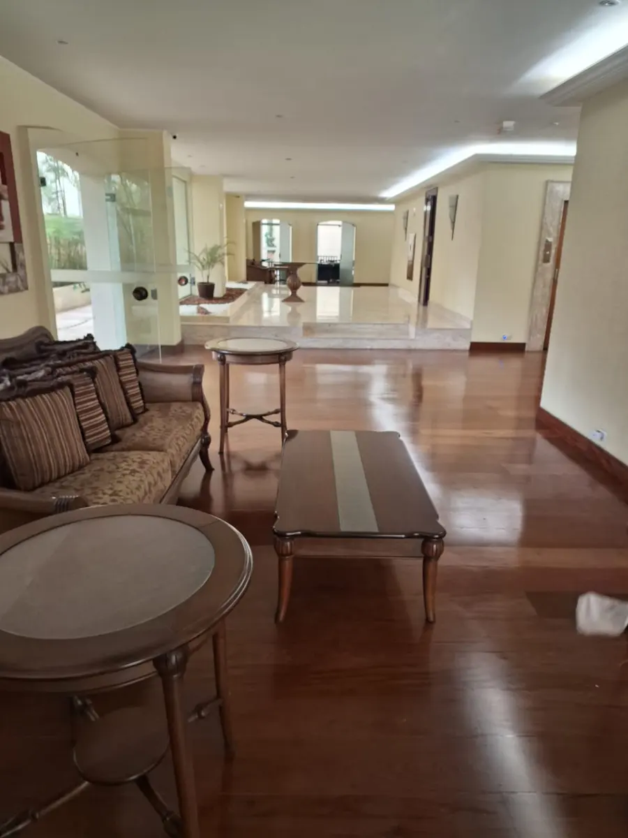 Assoalho envernizado no hall rumo ao piso de pedra, Aplicadora Embuarte