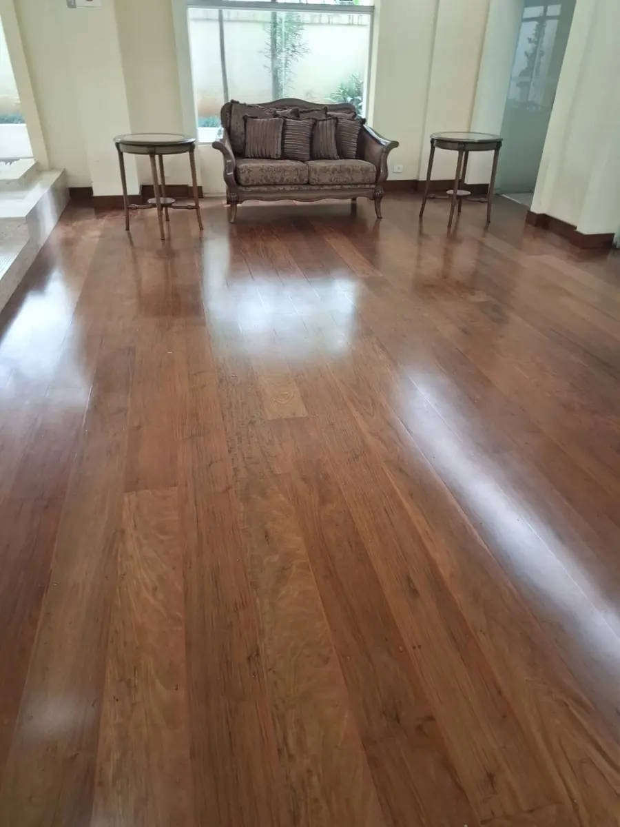 Assoalho de tábuas rumo ao sofá e à janela do hall, Aplicadora Embuarte