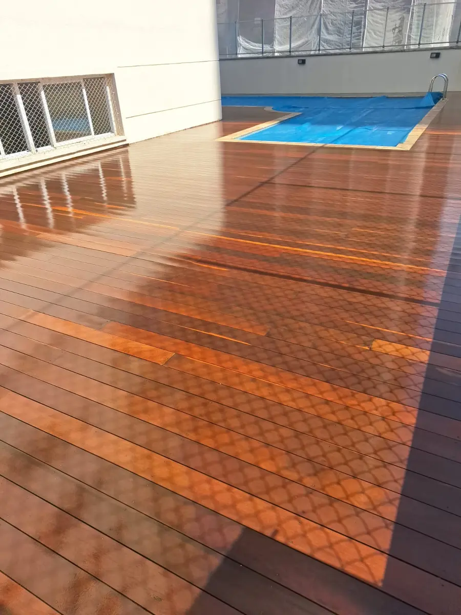 Deck envernizado ao redor da piscina coberta, Aplicadora Embuarte