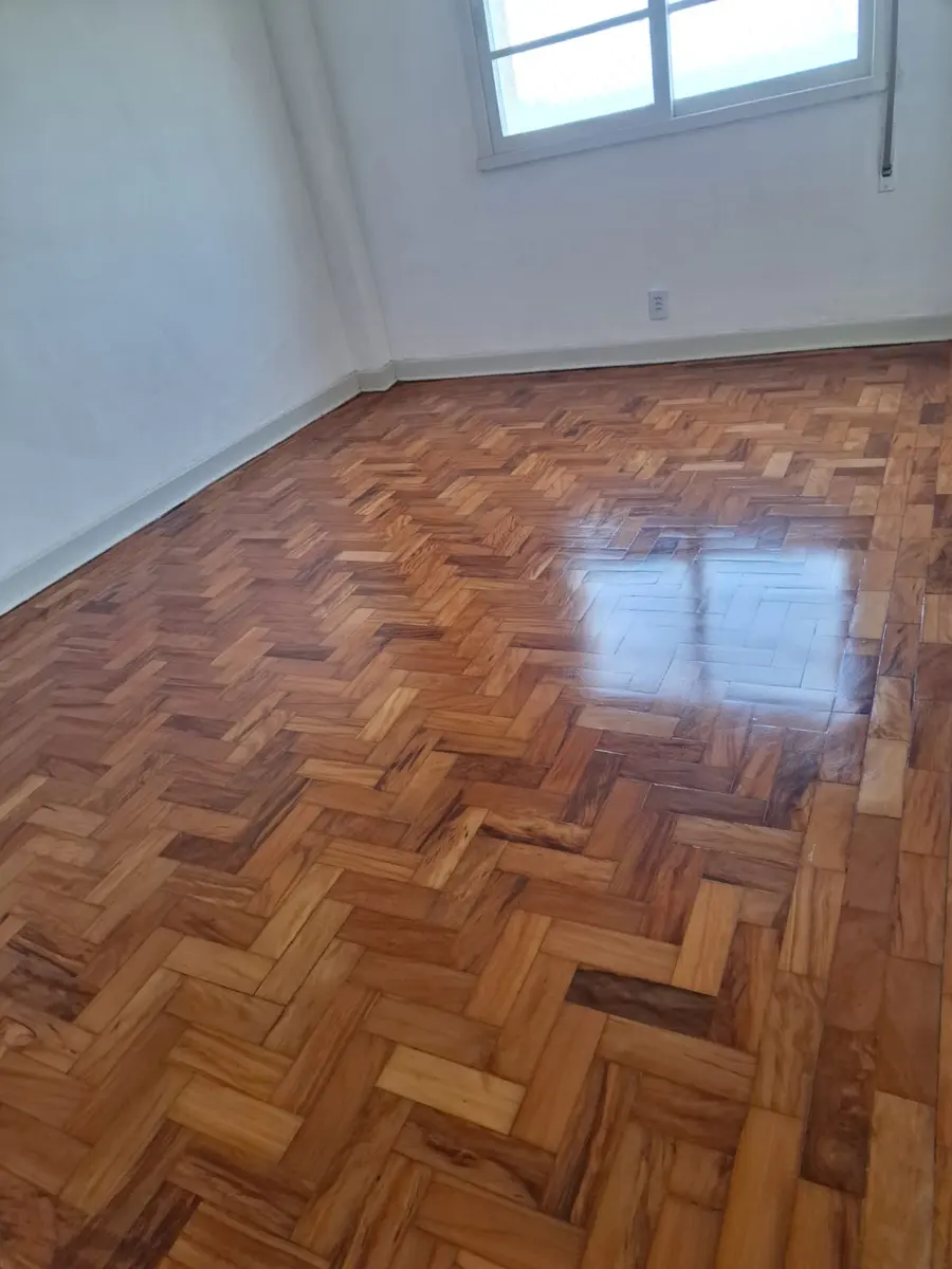Parquet em espinha de peixe com rodapé branco, Aplicadora Embuarte
