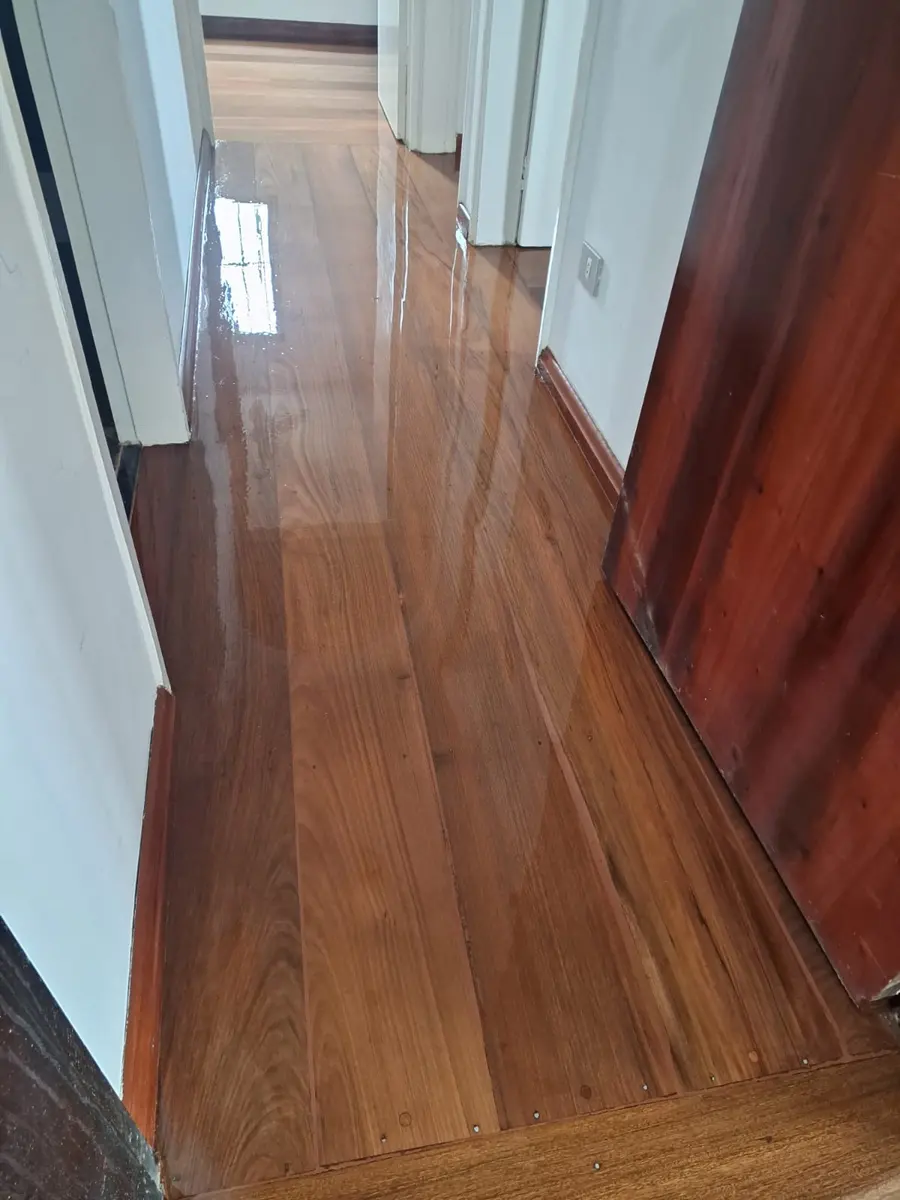 Assoalho no corredor visto pelos vãos das portas, Aplicadora Embuarte