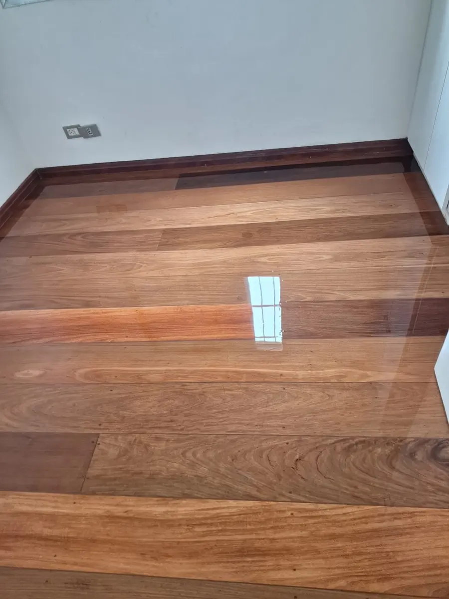 Assoalho com rodapé escuro e reflexo da janela, Aplicadora Embuarte
