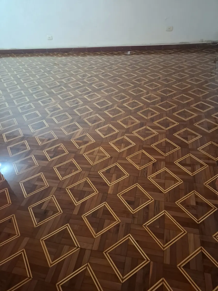 Parquet com losangos claros sobre fundo escuro, Aplicadora Embuarte