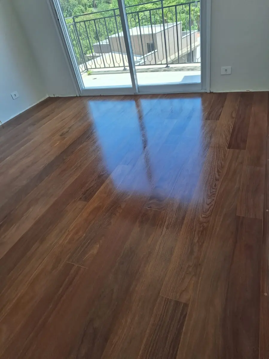Assoalho refletindo a porta da varanda com grade, Aplicadora Embuarte