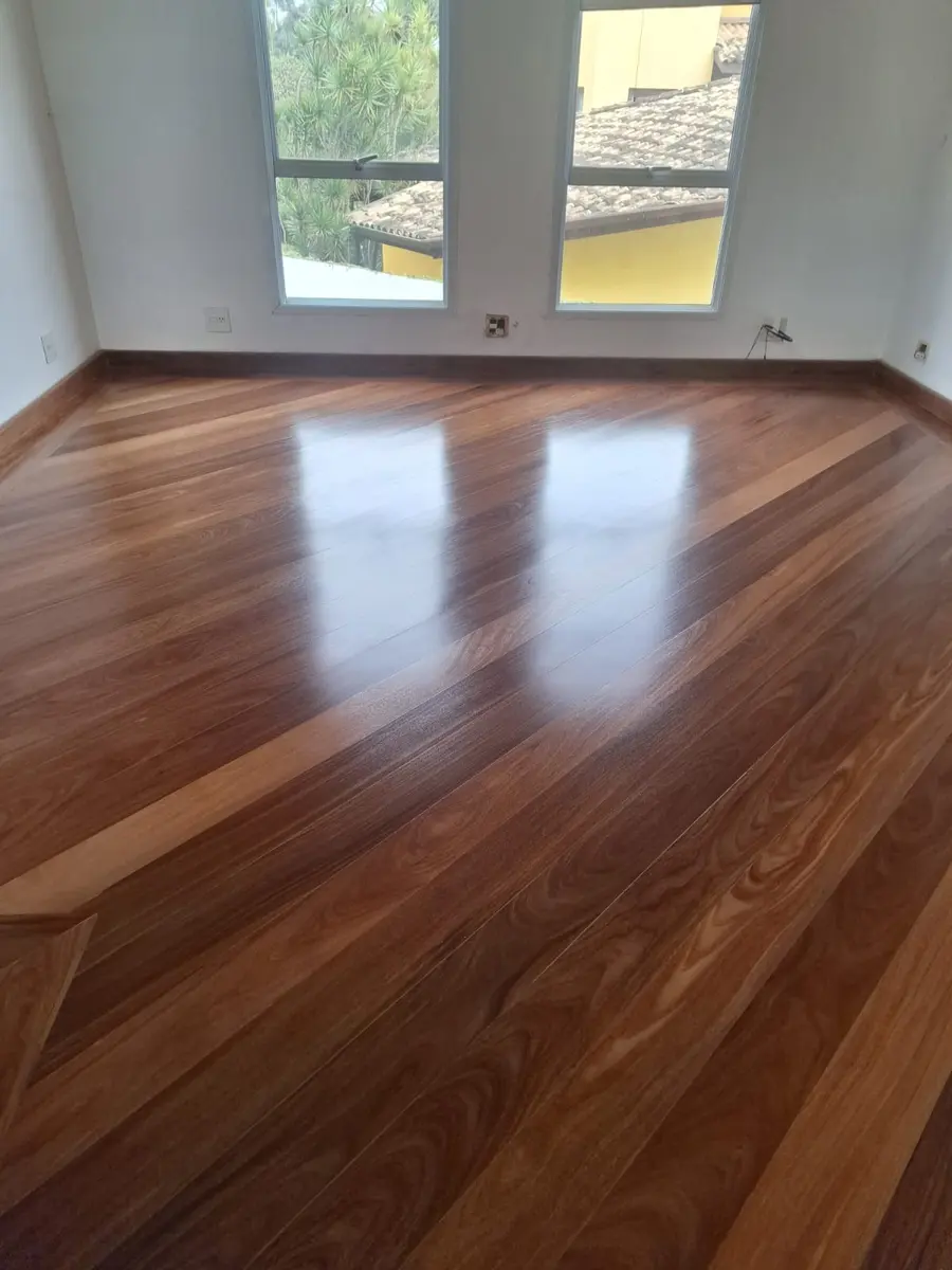Assoalho de tábuas com rodapé sob duas janelas, Aplicadora Embuarte