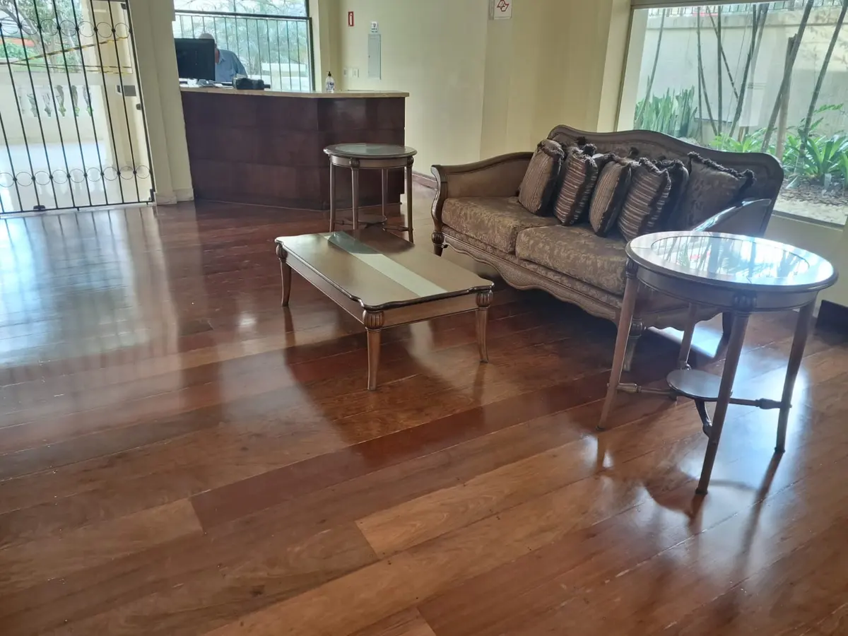 Assoalho em hall de recepção com sofá e balcão, Aplicadora Embuarte