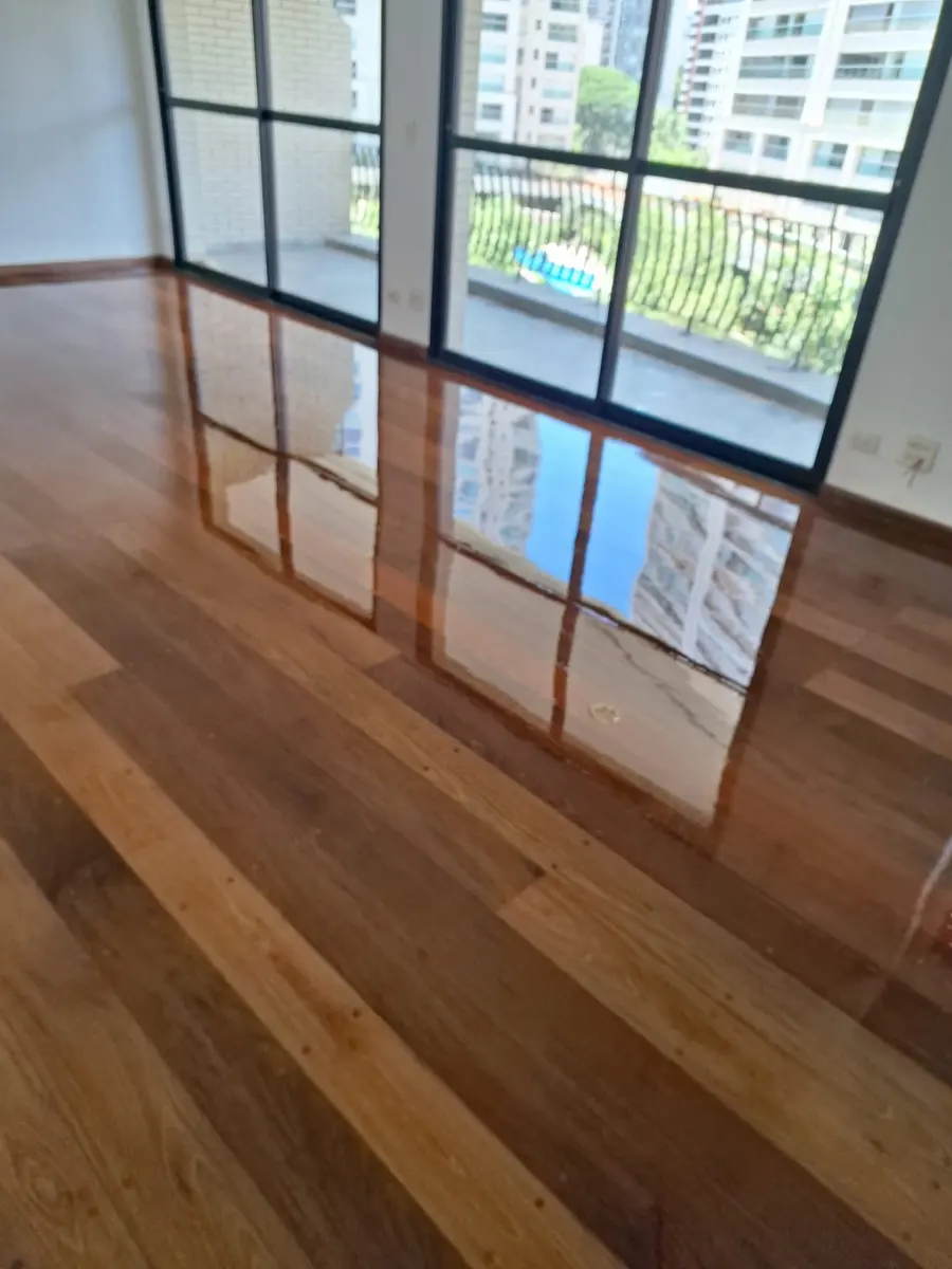 Assoalho claro refletindo a varanda com esquadria preta, Aplicadora Embuarte