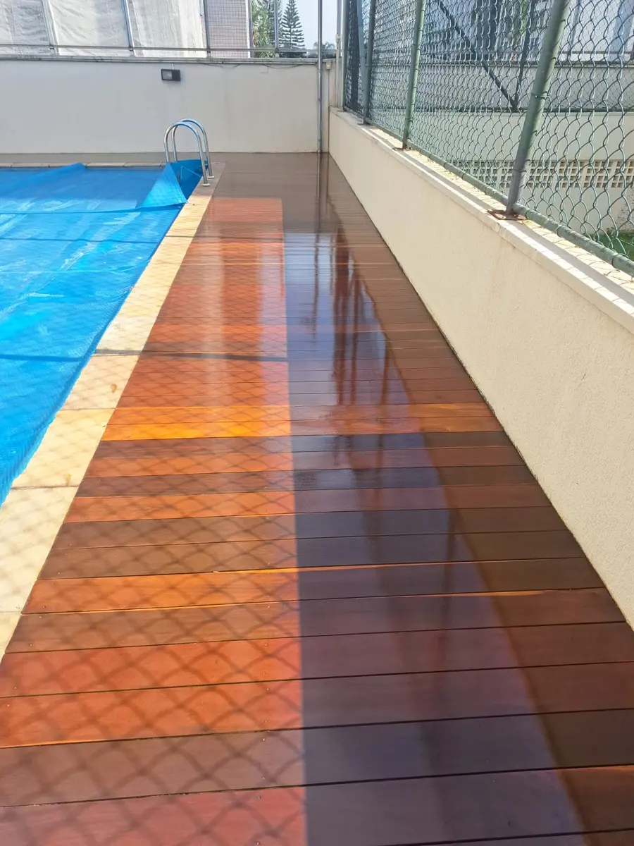 Faixa de deck entre a piscina e o muro com tela, Aplicadora Embuarte