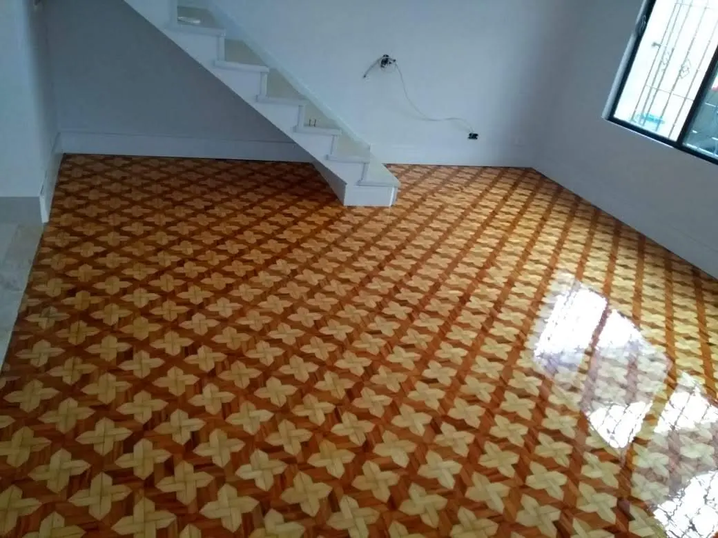 Parquet em motivo floral sob escada branca, Aplicadora Embuarte